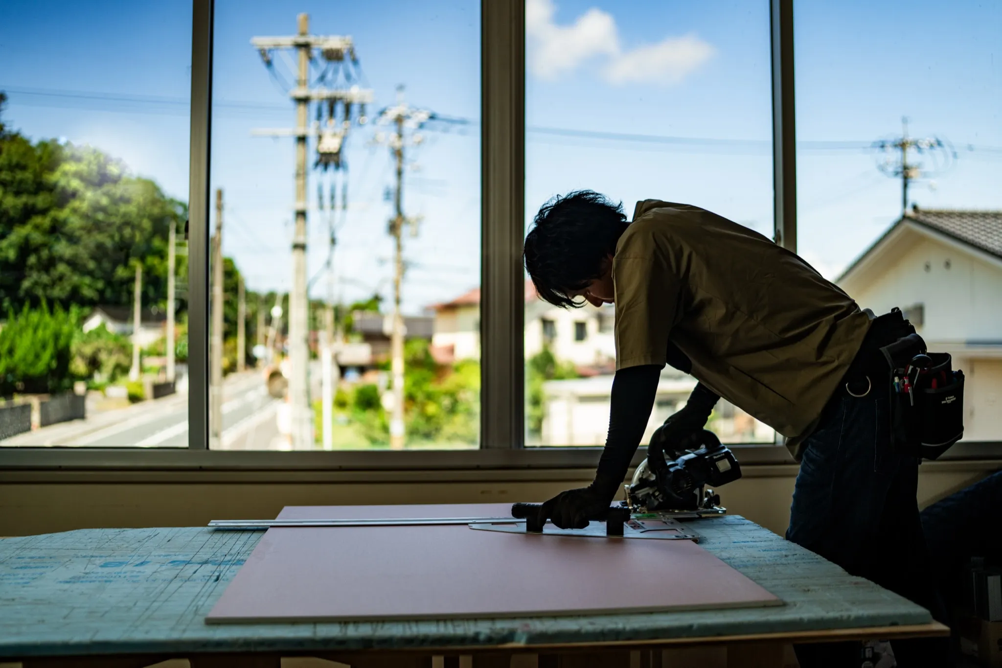 内装施工で建材を加工する職人